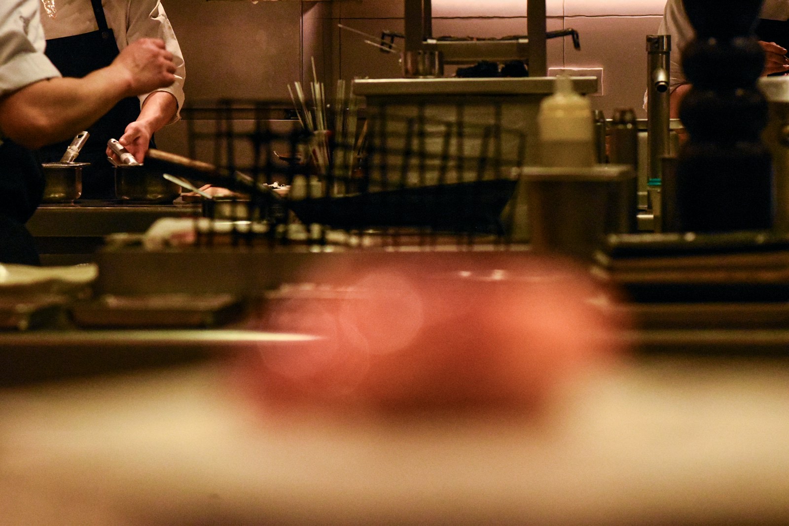 Köche bei der Arbeit in einer Restaurantküche
