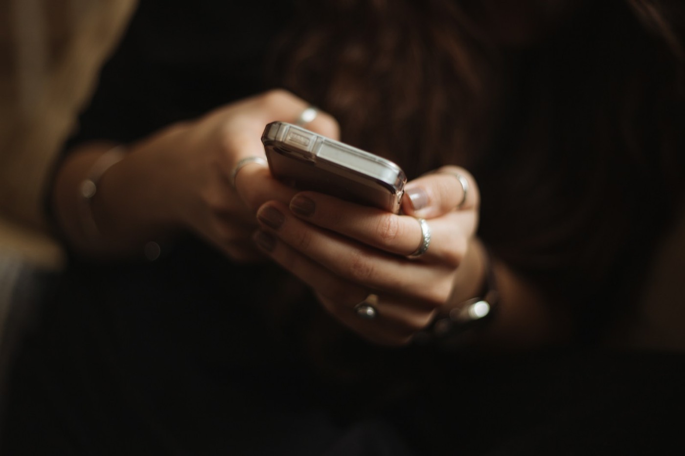 Hände halten ein Smartphone und suchen nach einem Unternehmen
