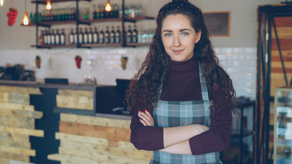 Lächelnde Inhaberin in ihrem Café